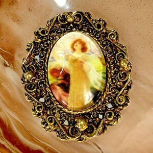 Vintage Hand-Painted Cameo Brooch – Goldtone Porcelain, 1.5 Inches